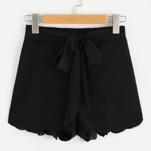 Black Scallop Short